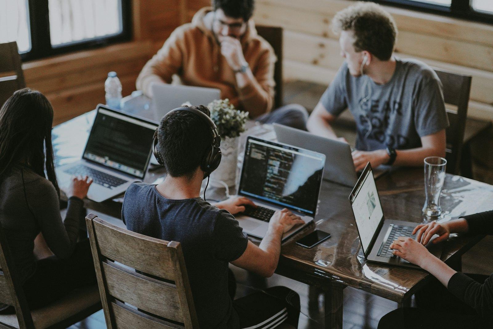 Equipo de trabajo revisando información