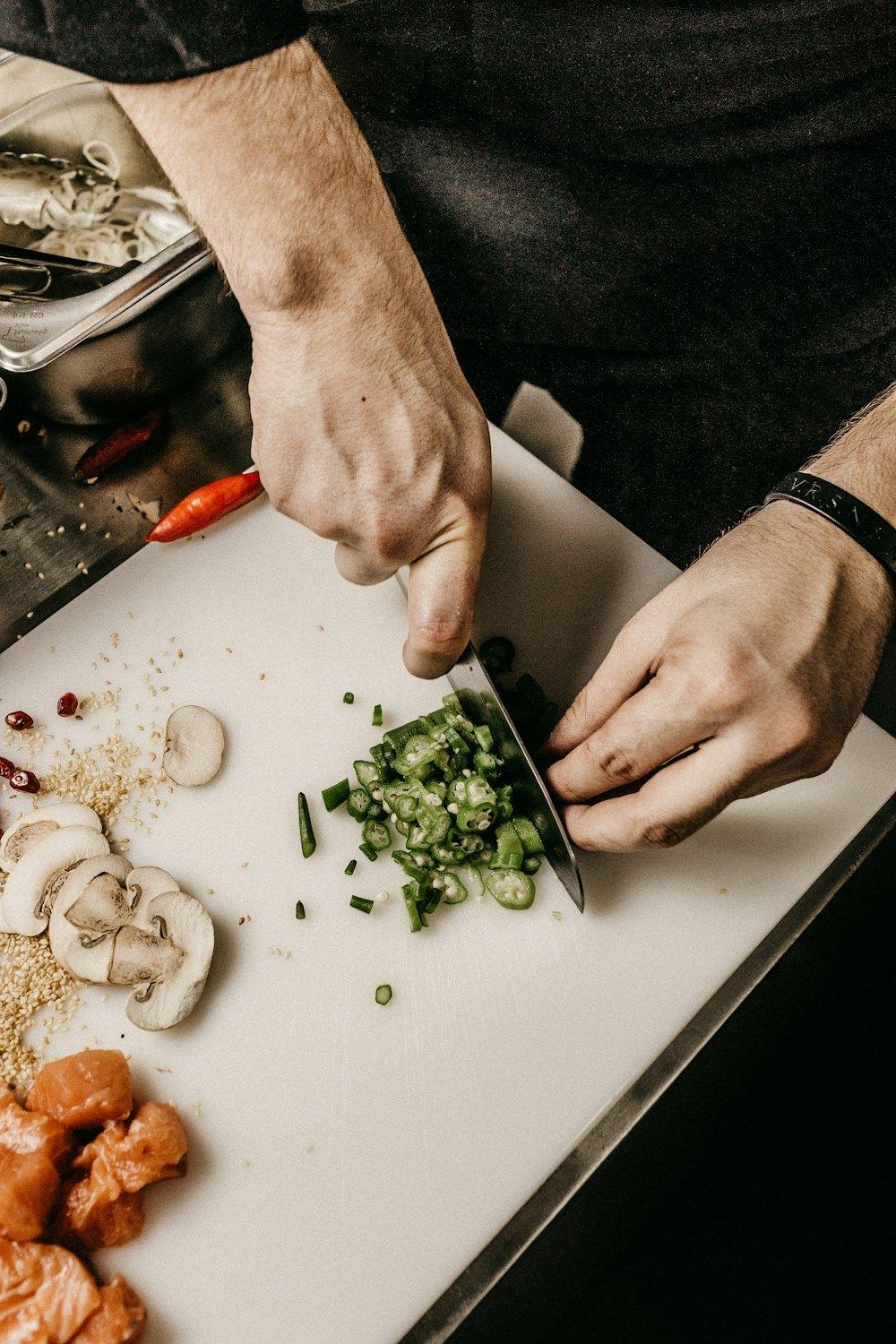 Preparación de alimentos en cocina profesional